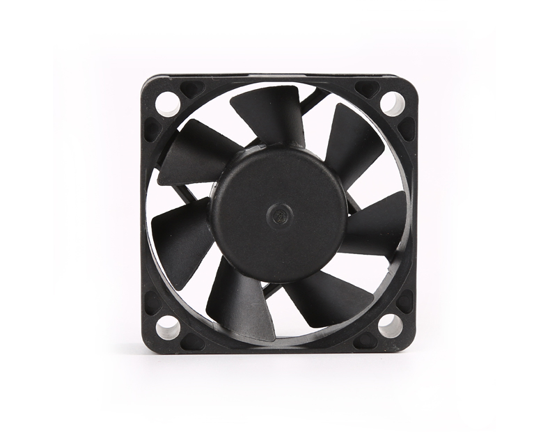 星空体育莱切足球:开坎科技申请外置支架式电子设备液冷操控方法专利能够改善现存技术中散热器控制策略简单、无法协同平衡散热性能与噪音、智能化程度不足的技术问题